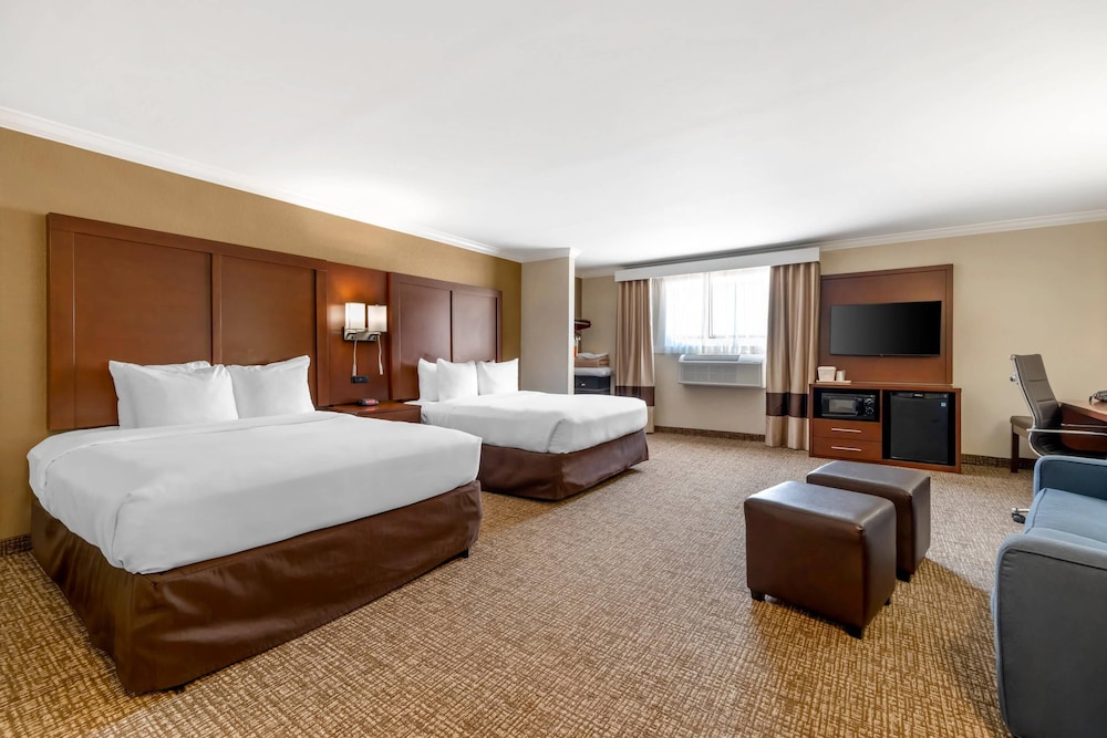 Suite, 2 Queen Beds, Sofa, Accessible