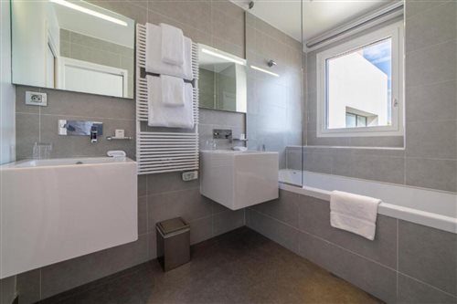 غرفة بسرير مزدوج بإطلالة على البحر
