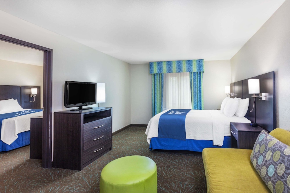 2 Bedrooms, Suite, 2 Queen Beds