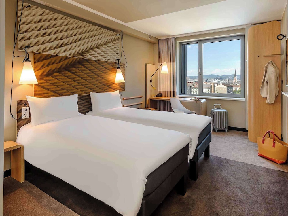 ROOM, TWIN BEDS