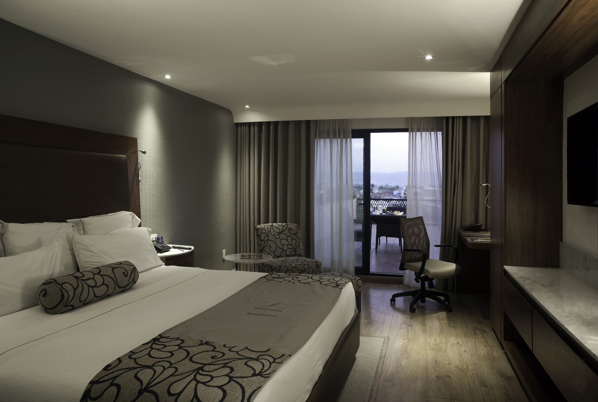SUPERIOR, KING BED
