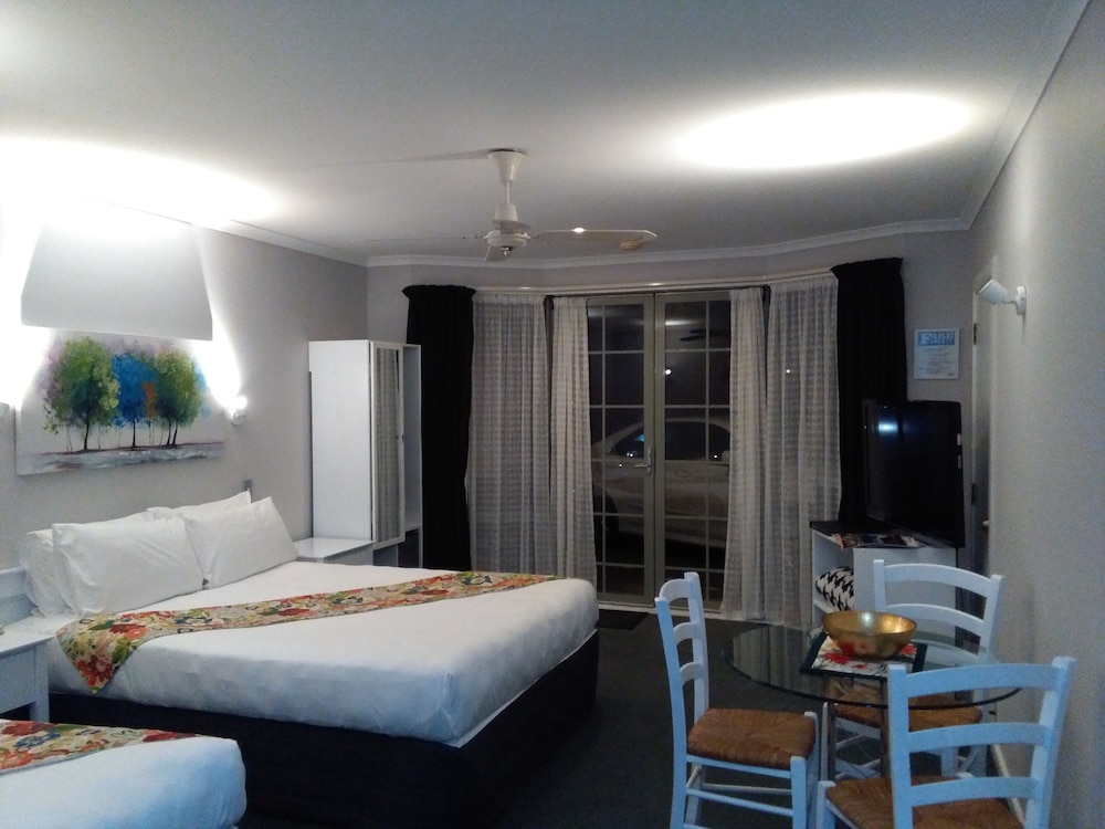 Colonial Lodge Motel 19/28