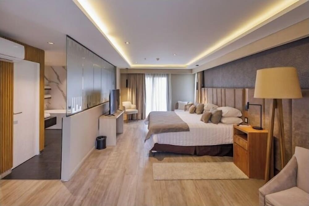 GRAND, STUDIO, SUITE