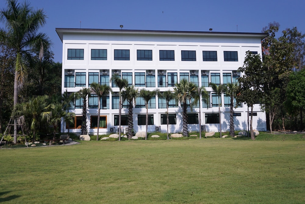 Royal Train Garden Resort 4/50