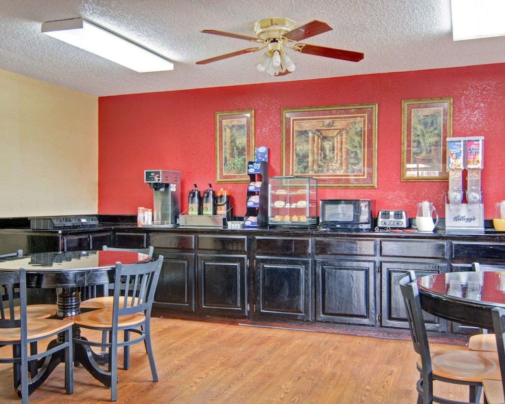 Econo Lodge Pine Bluff AR 29/35