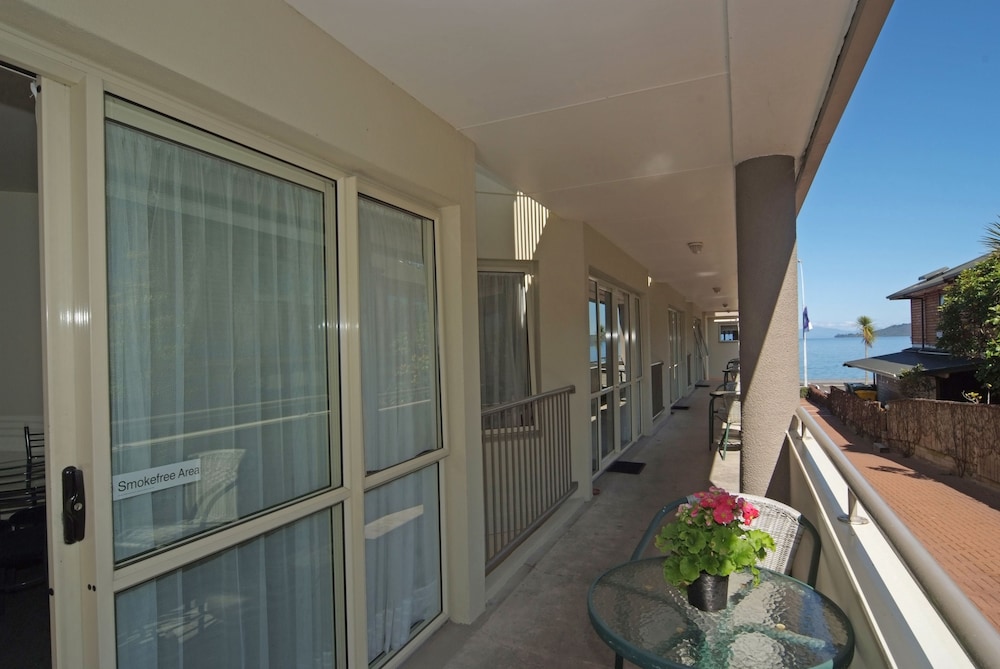 Baycourt Lakefront Motel photo1