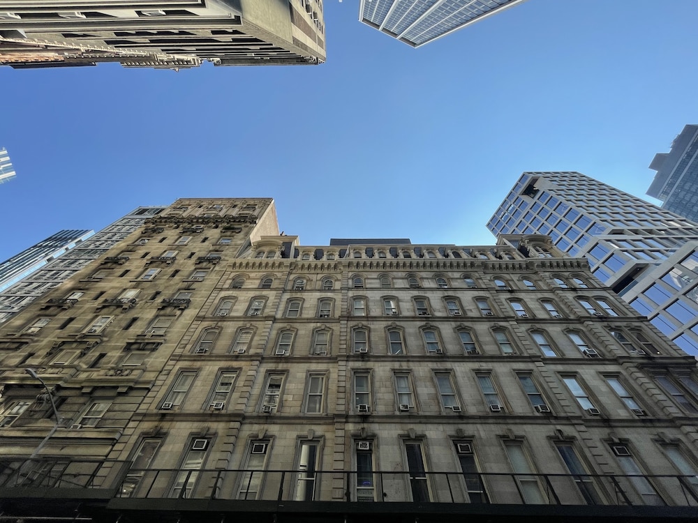 Hotel and the City 4/50