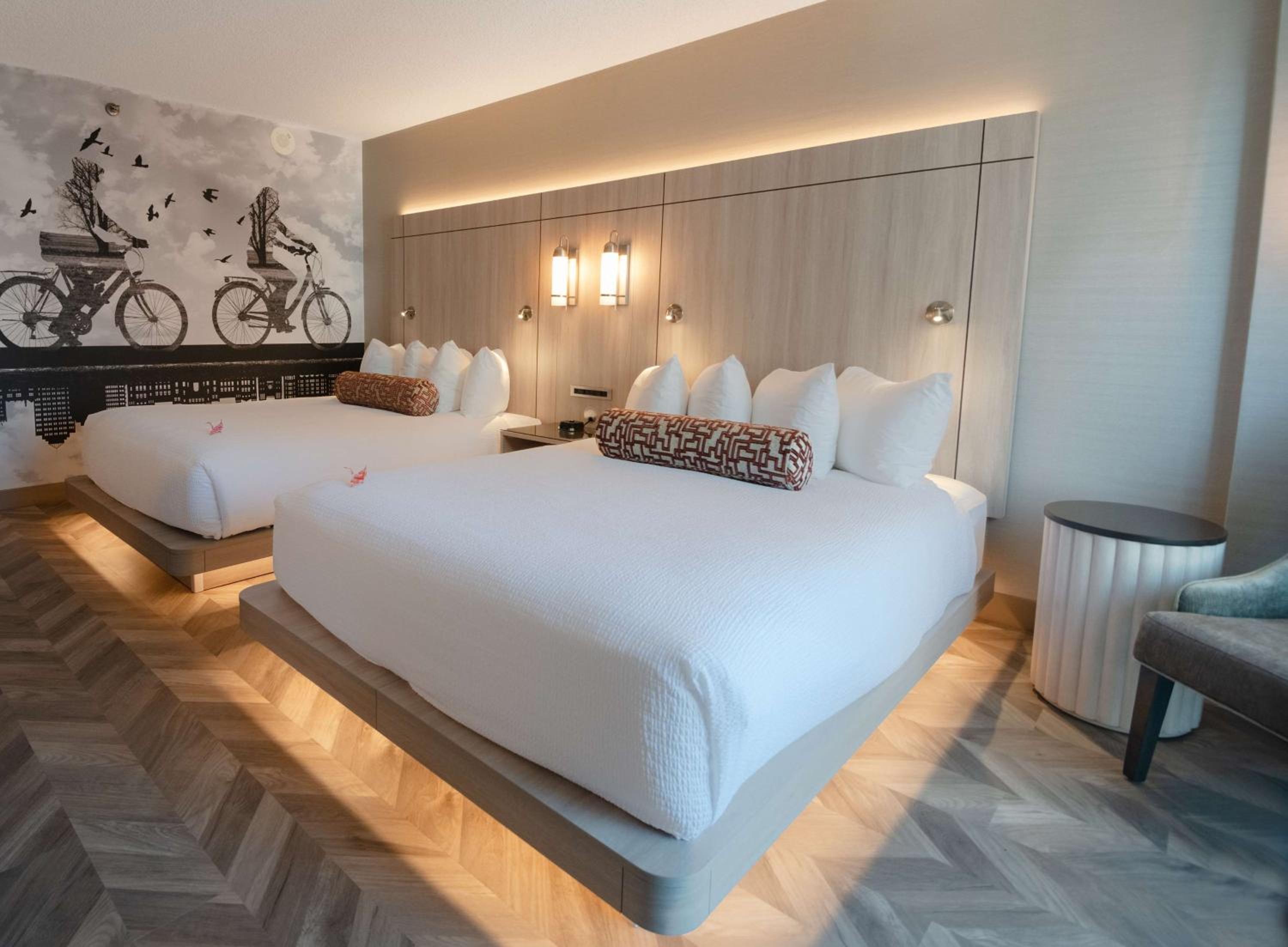 غرفة بسريرين كوين، Coast Victoria Hotel Marina By Apa 4/7