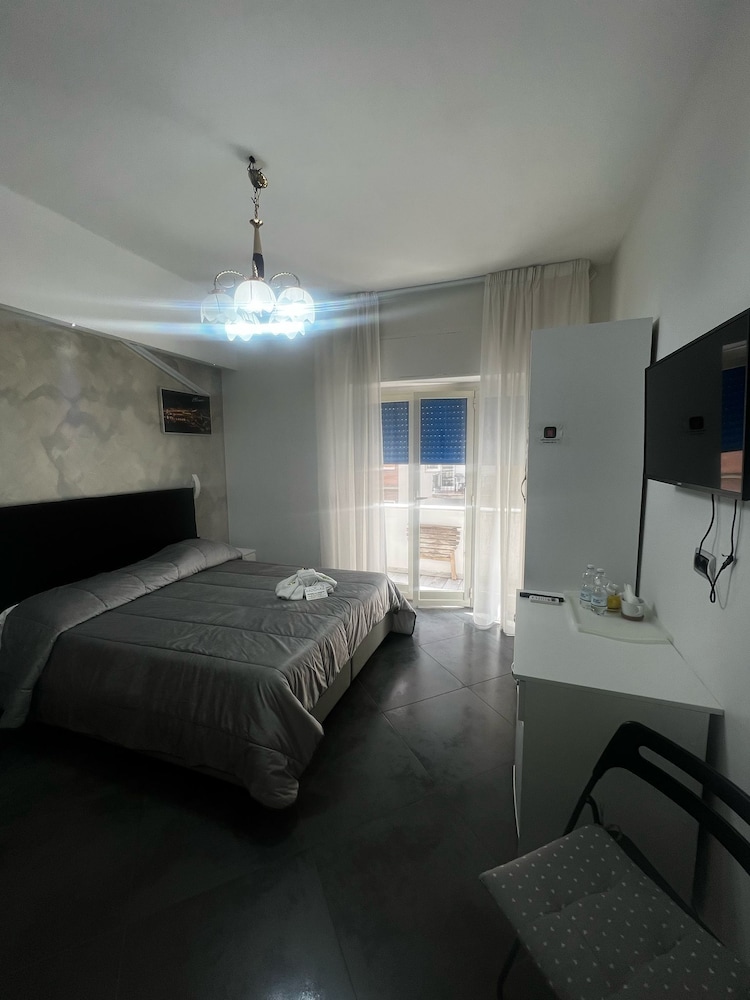 ELITE, TOWN HOUSE, QUEEN BED