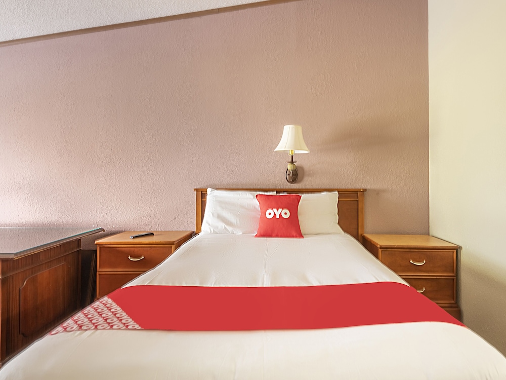 OYO Hotel Daleville AL Hwy 84 36/75