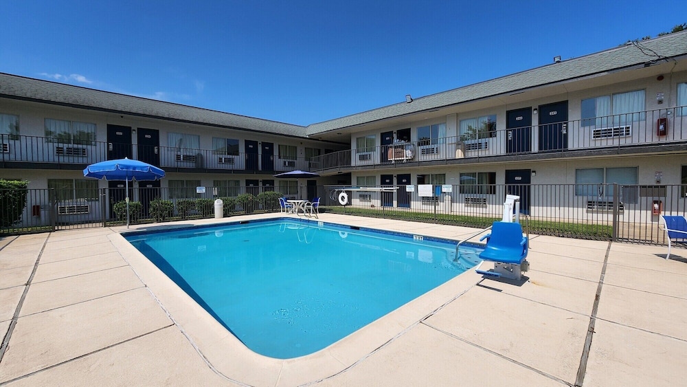 Motel6 Conroe, TX 54/63