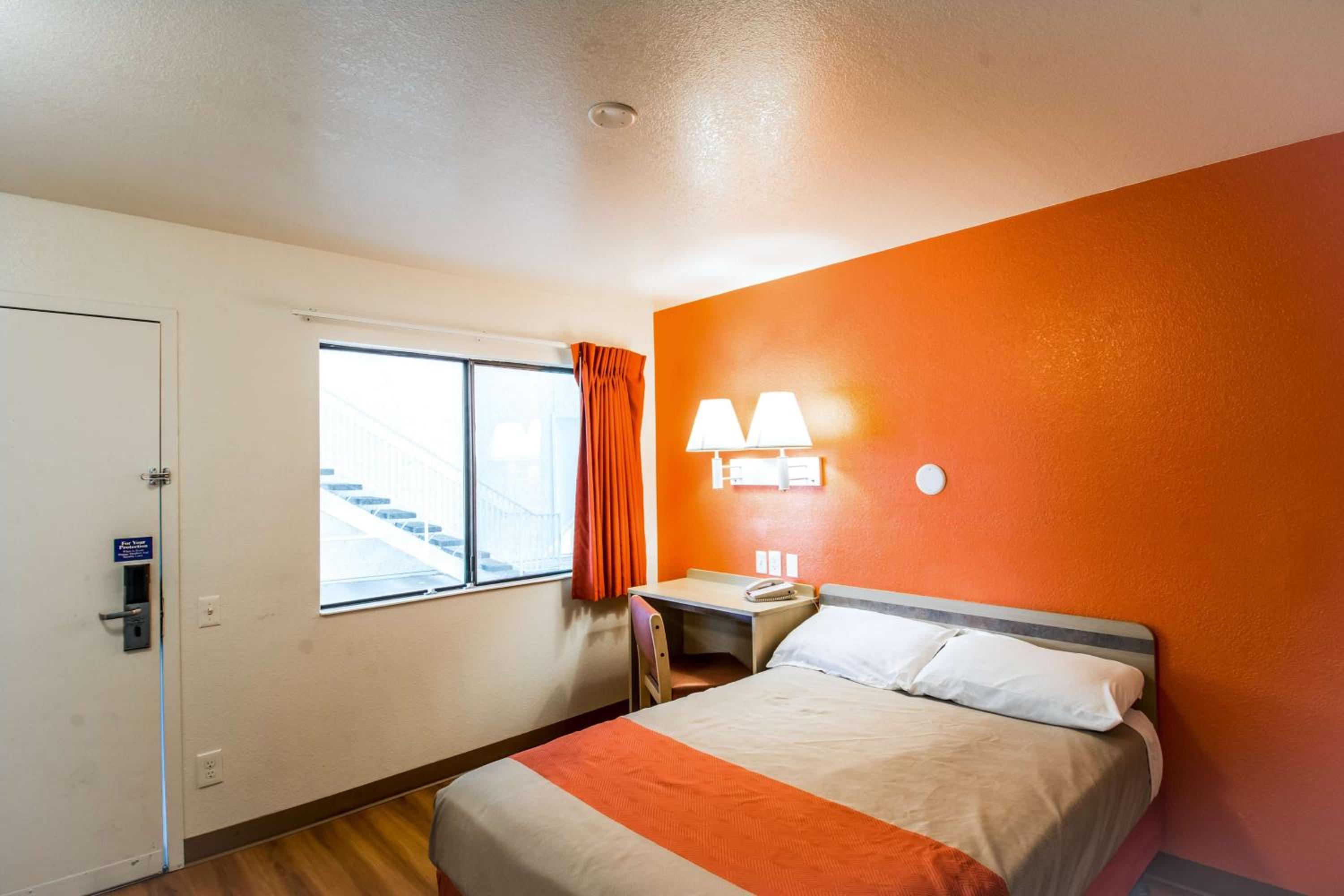 1 Queen Bed, Motel6 Redding, CA - North 6/10