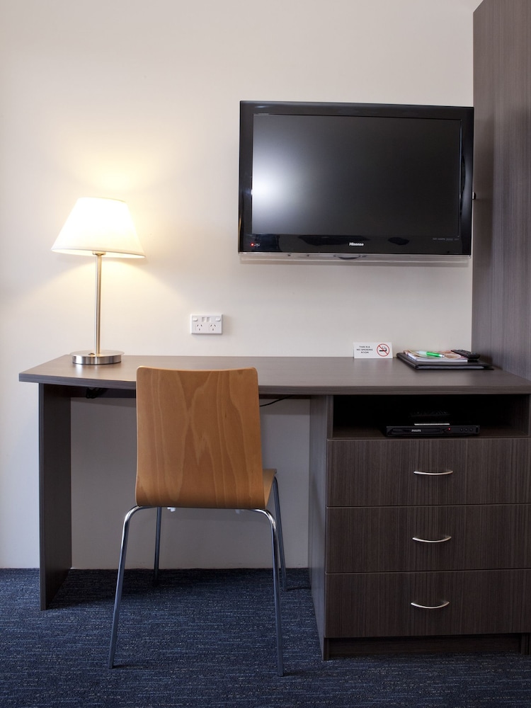 NARELLAN MOTOR INN 47/54
