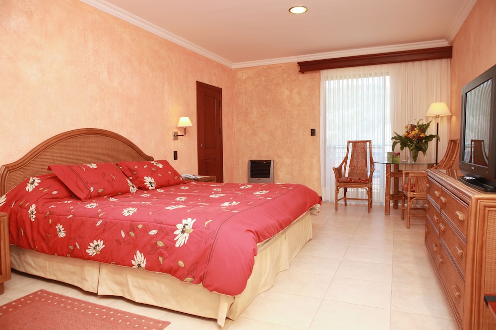 Los Parrales Hotel 5/33