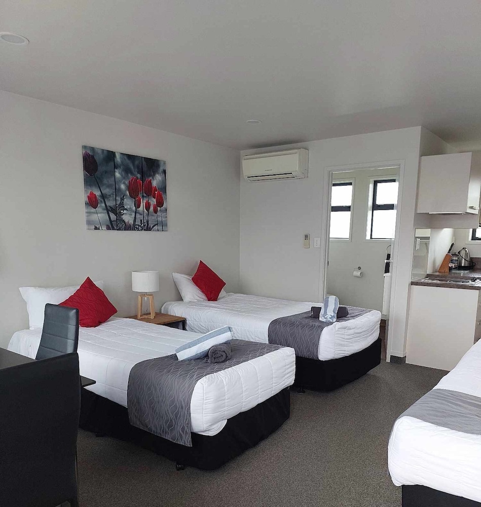 Motel, Studio