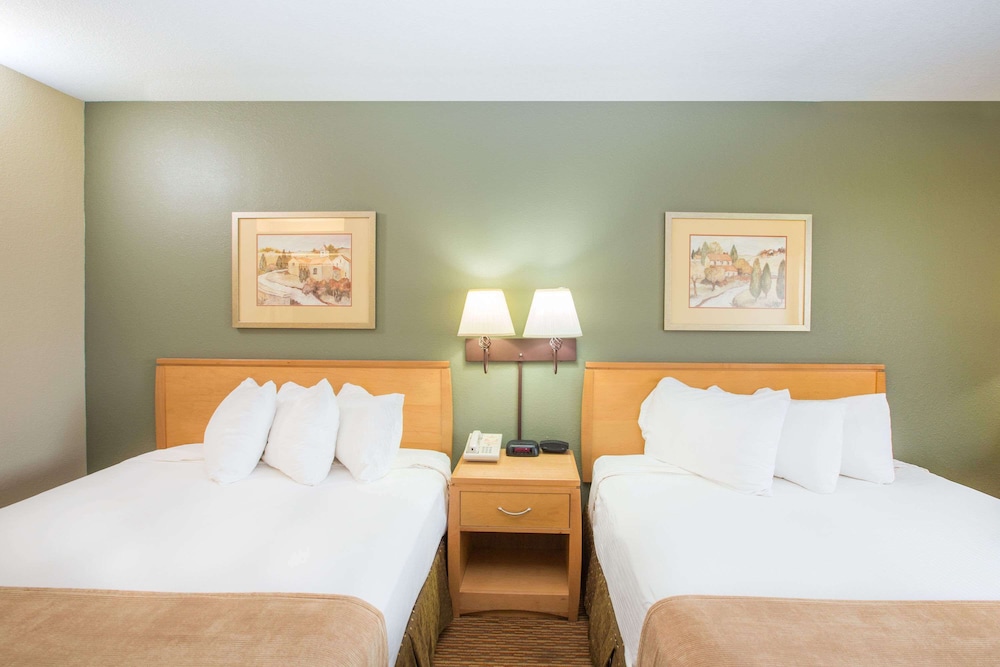 Ramada by Wyndham Spirit Lake/Okoboji 15/34