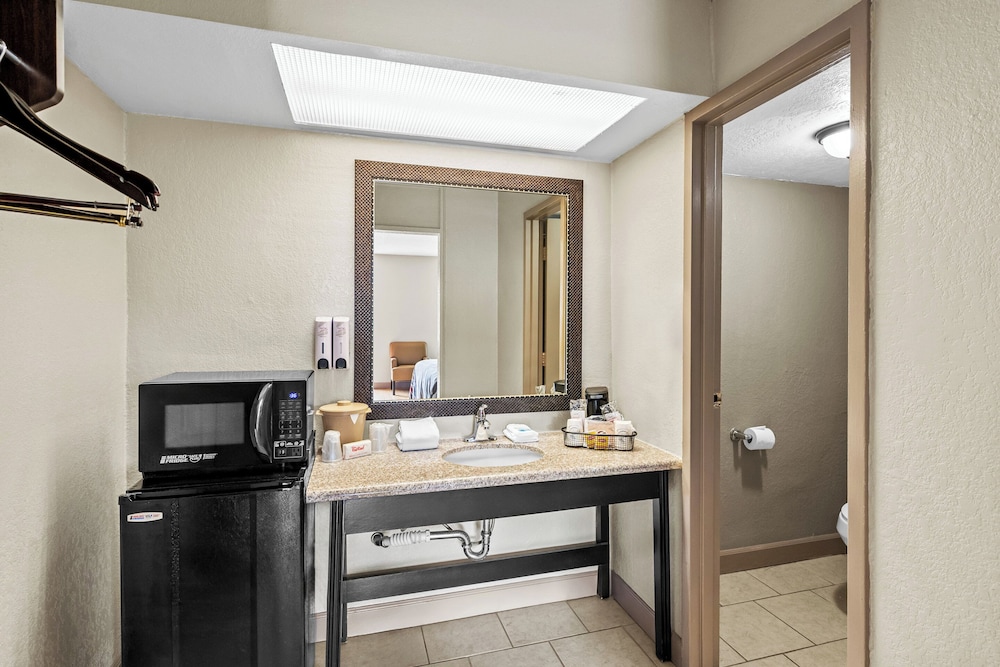 غرفة ديلوكس بسريرين مزدوجين بإطلالة على المسبح، Red Roof Inn Hot Springs 10/10