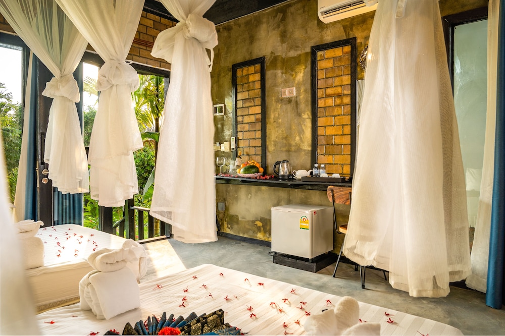 Koh Rong Hill Beach Resort 8/63