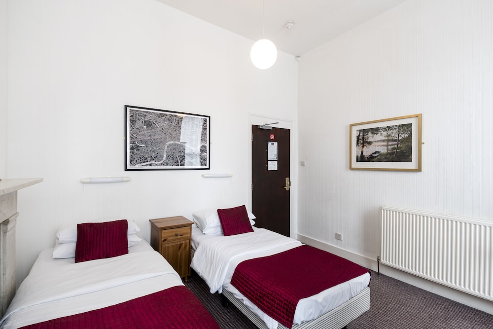 ROOM, TWIN BEDS, SHARED BATHROOM