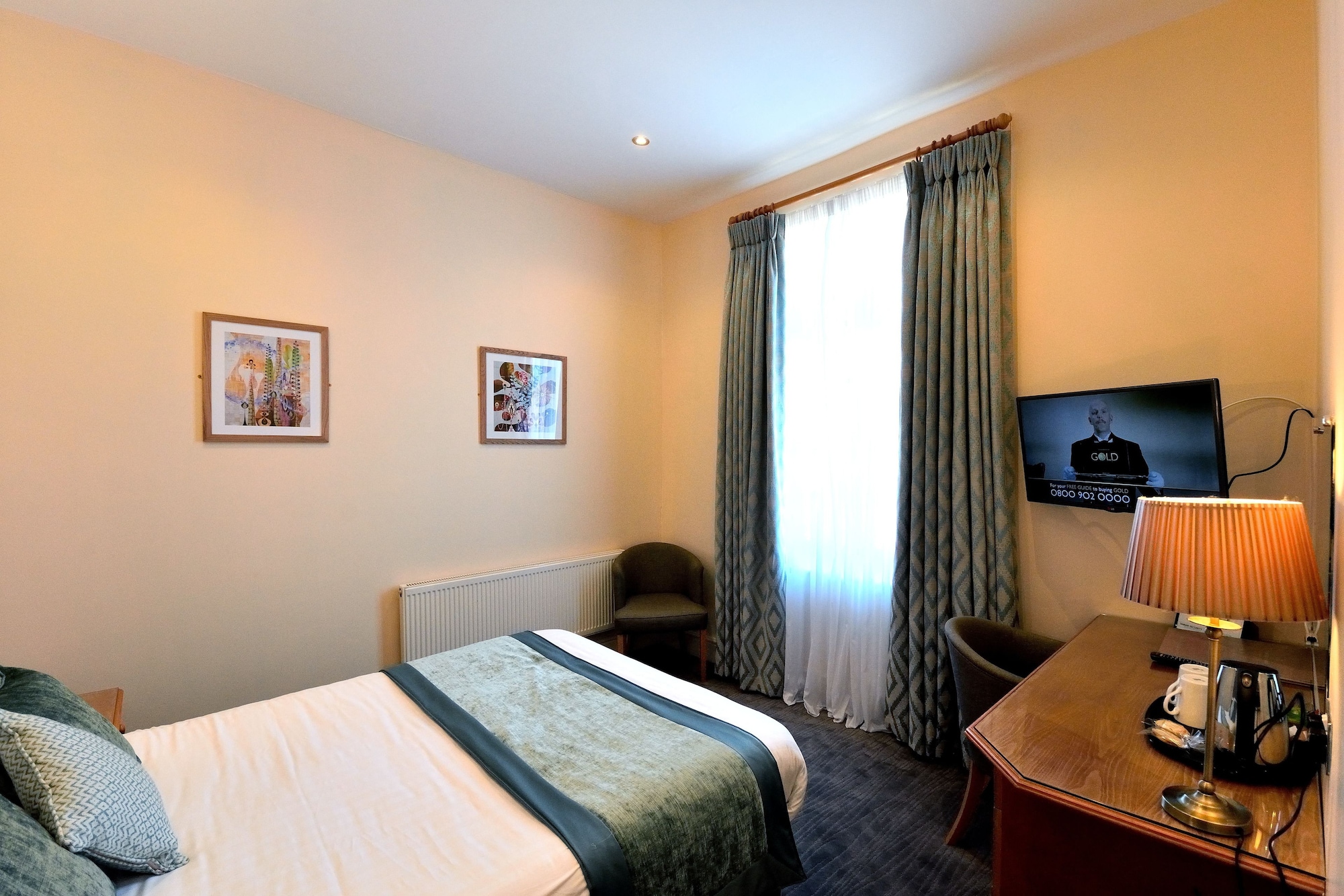 Standard, Double Bed, Queens Court Hotel 3/6