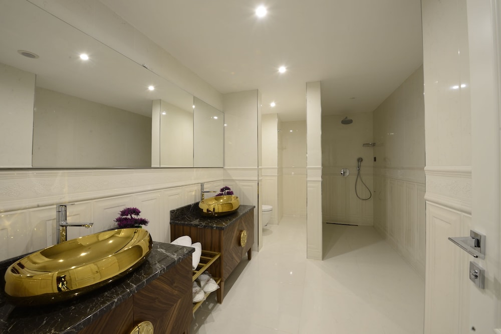 ROYAL, SUITE, QUEEN BED, SOFA, JETTED TUB