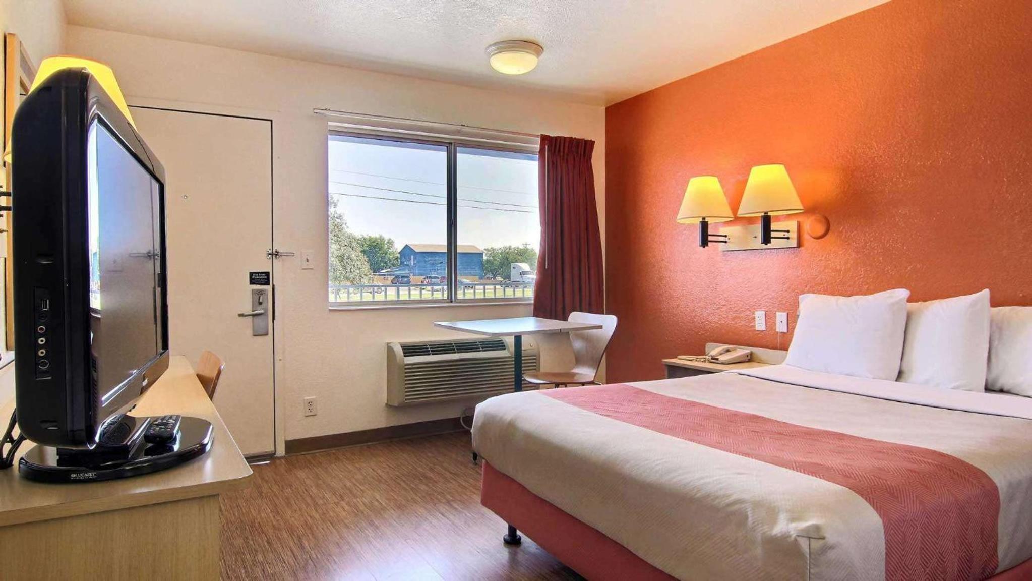 1 Queen Bed - ADA/Tub/Micfridge، Motel6 San Angelo, TX 2/10