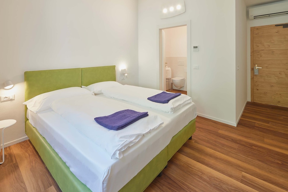 HOTEL PARADISO 30/59