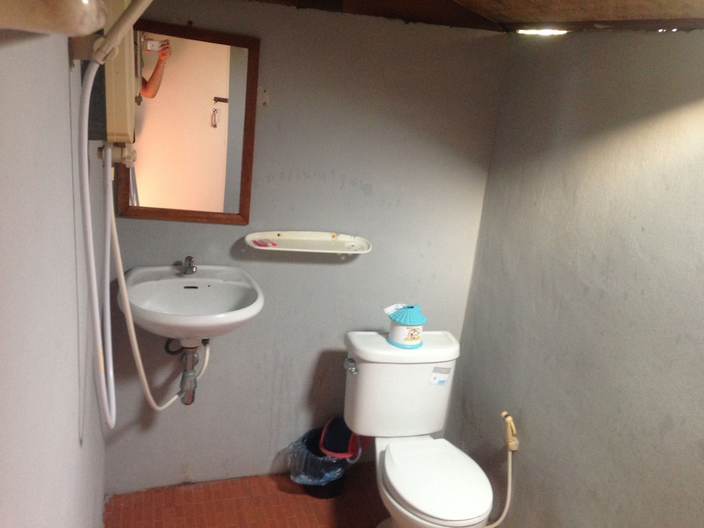 Pai Porpeang Guesthouse 50/50