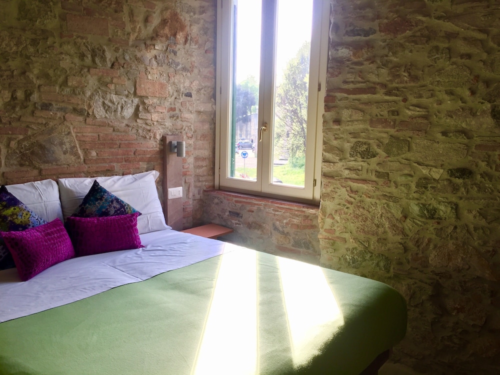 SUPERIOR, QUEEN BED, CITY VIEW