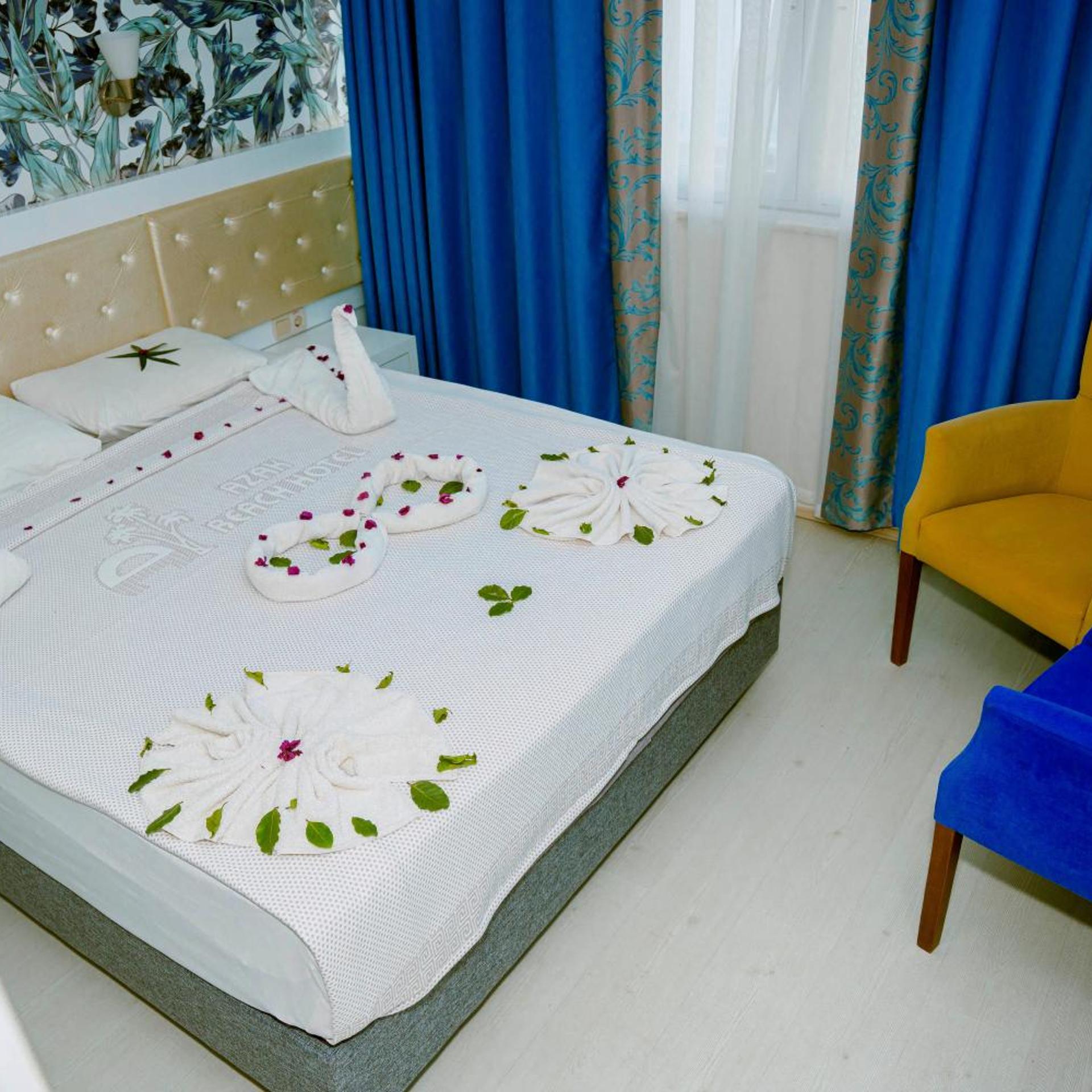 غرفة بسرير مزدوج بإطلالة على المسبح، Azak Beach Hotel 3/7