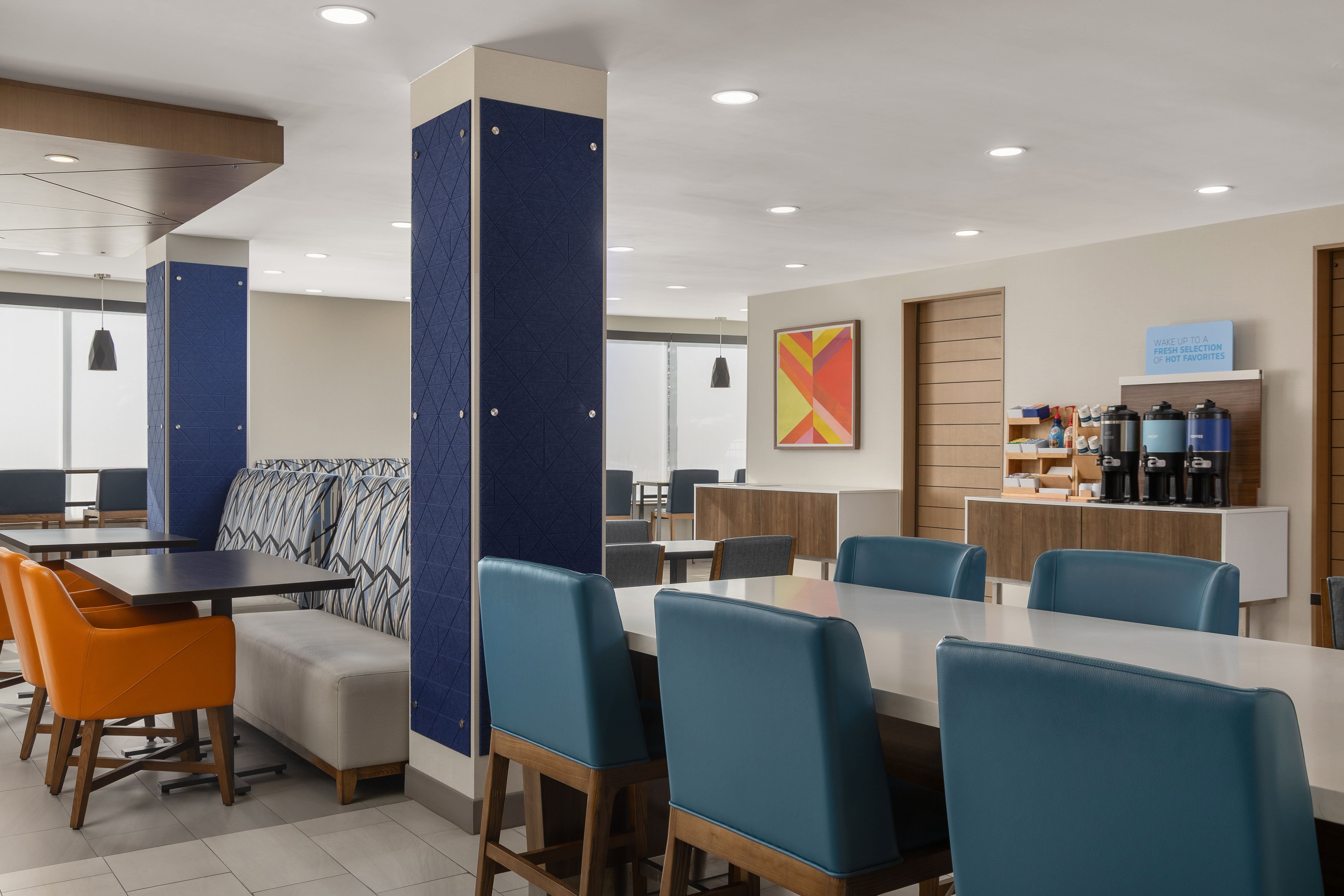 Holiday Inn Express Suites 48/66
