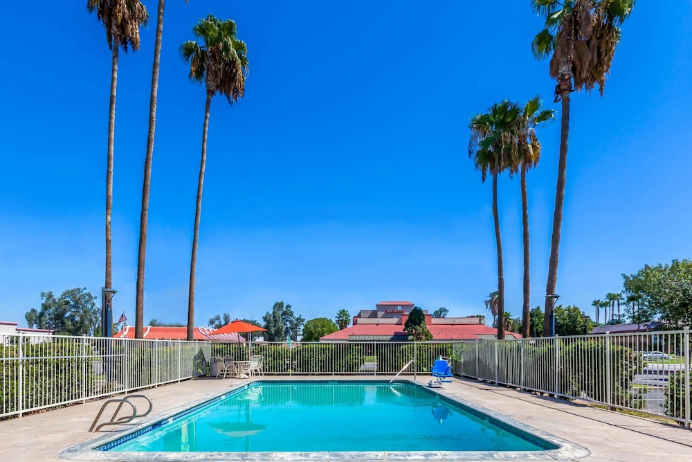 Super 8 By Wyndham Bakersfield/Central photo5