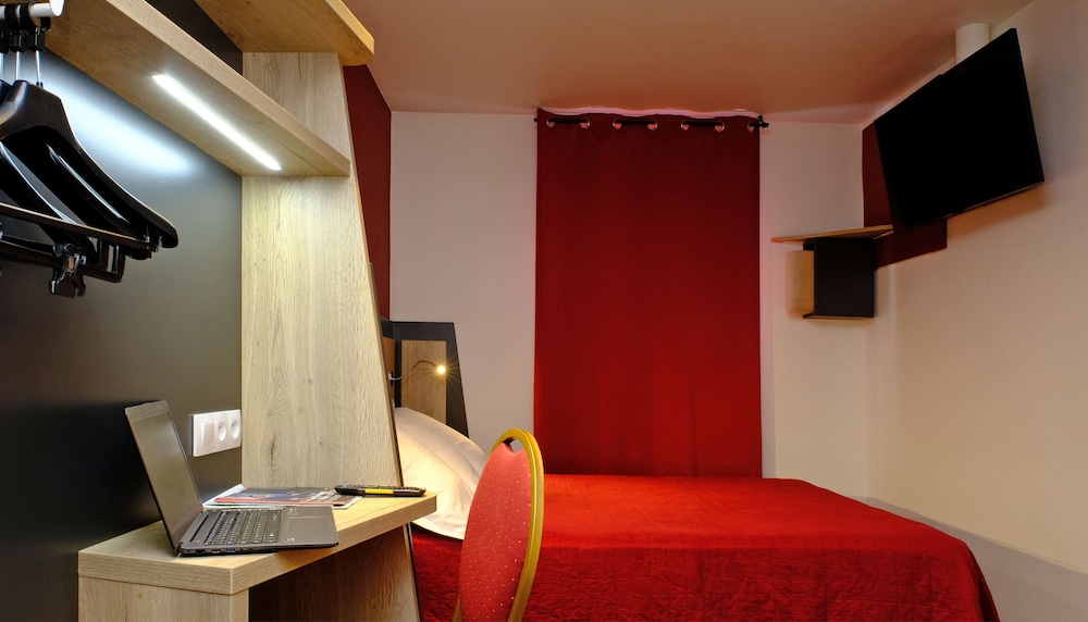 In Hotel 47/54