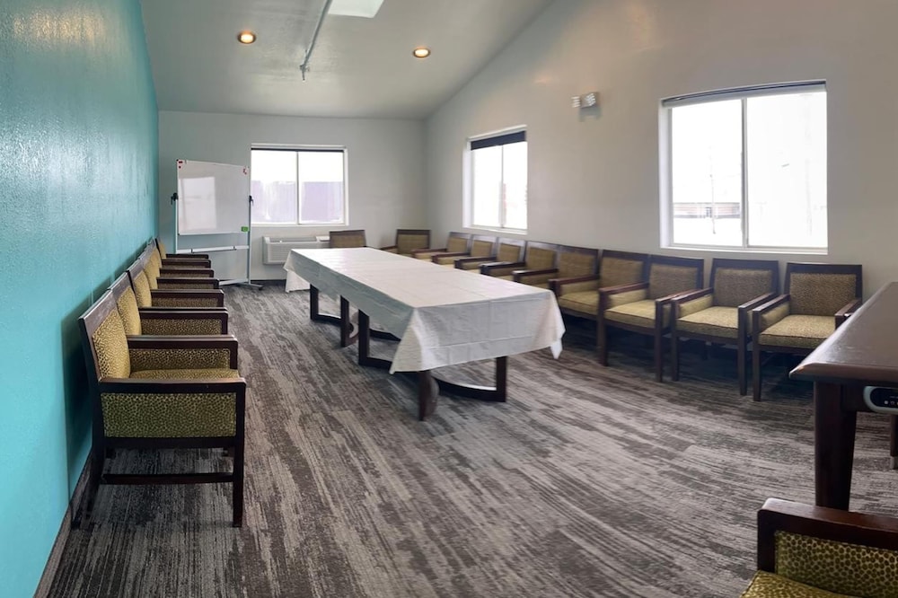 Alliance Hotel & Suites, a Howard Johnson by Wyndham 47/58