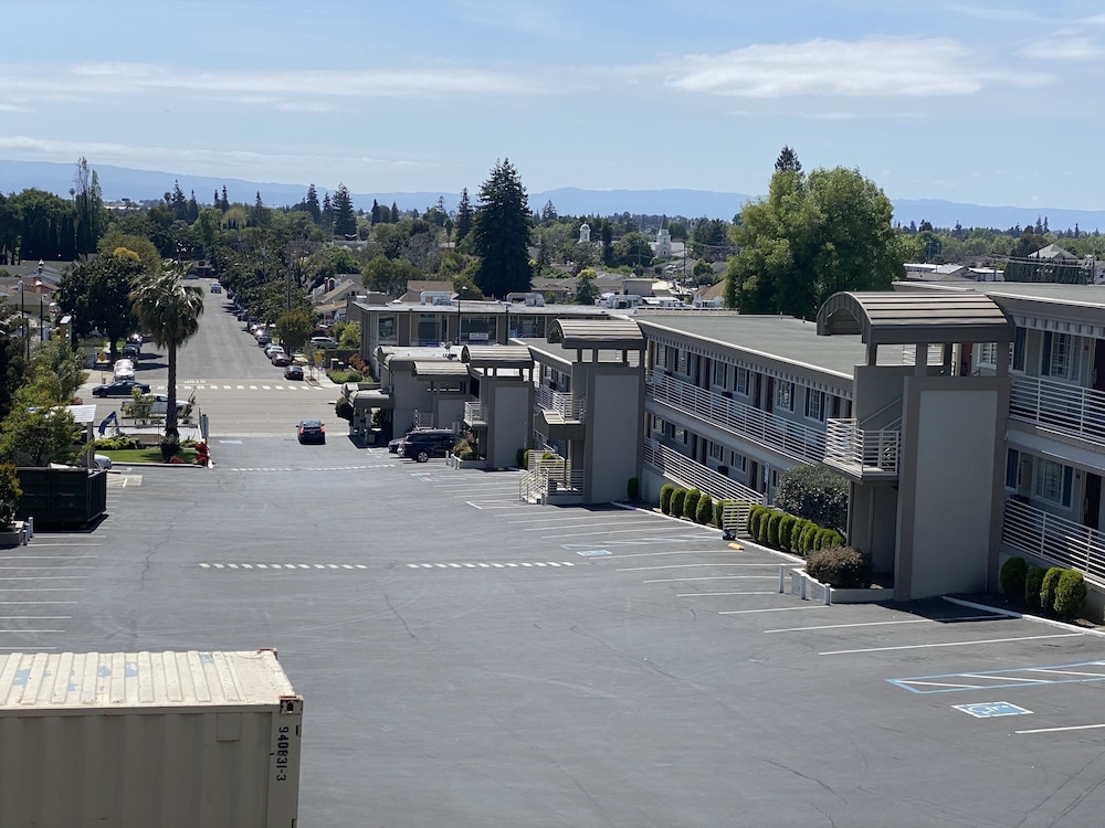 Budget Inn of Hayward 56/68