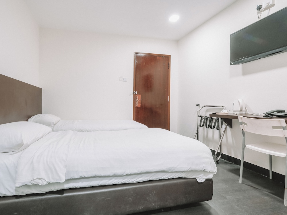 SUPERIOR, TWIN BEDS, NO WINDOW