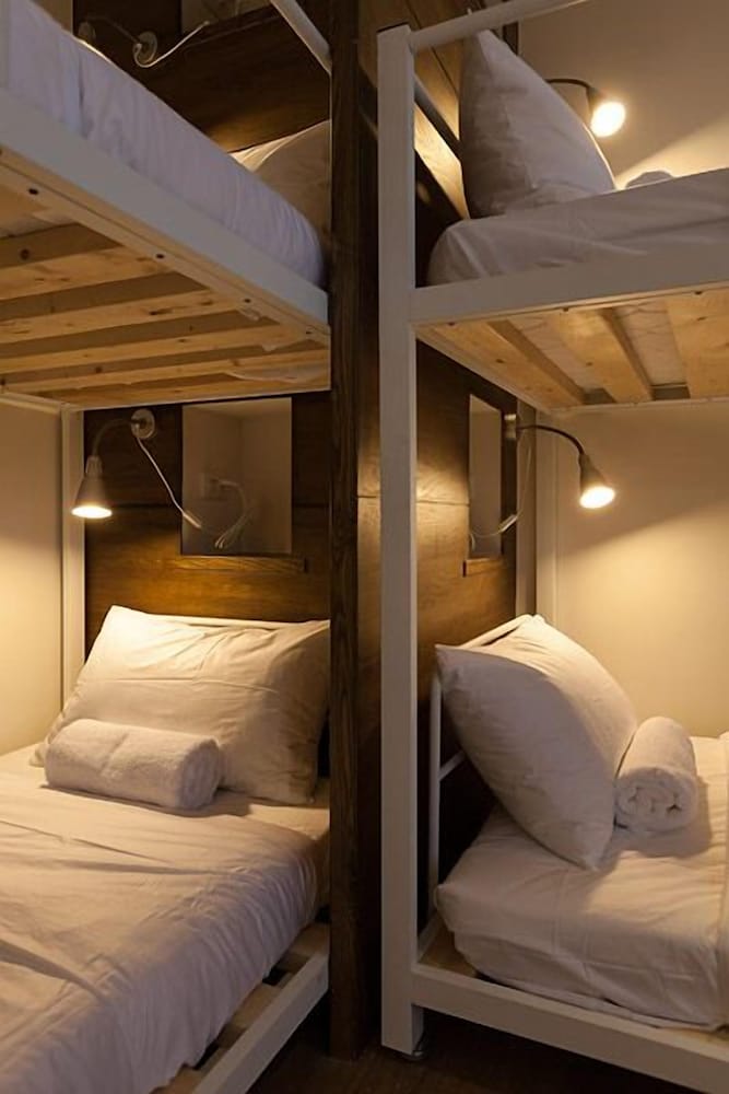 ROOM, 6 BEDS