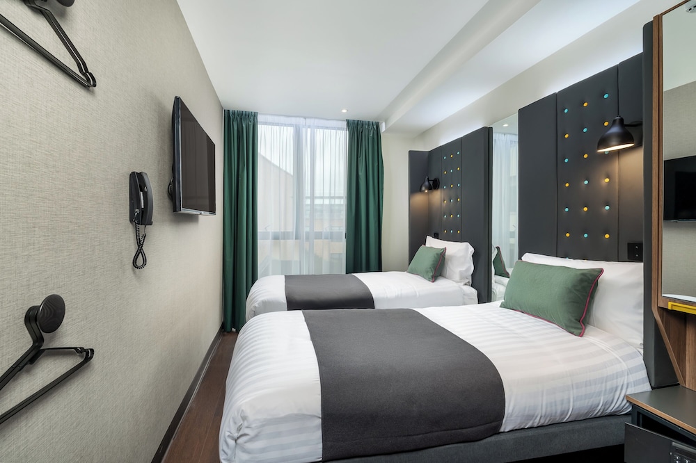 COMFORT, TWIN BEDS