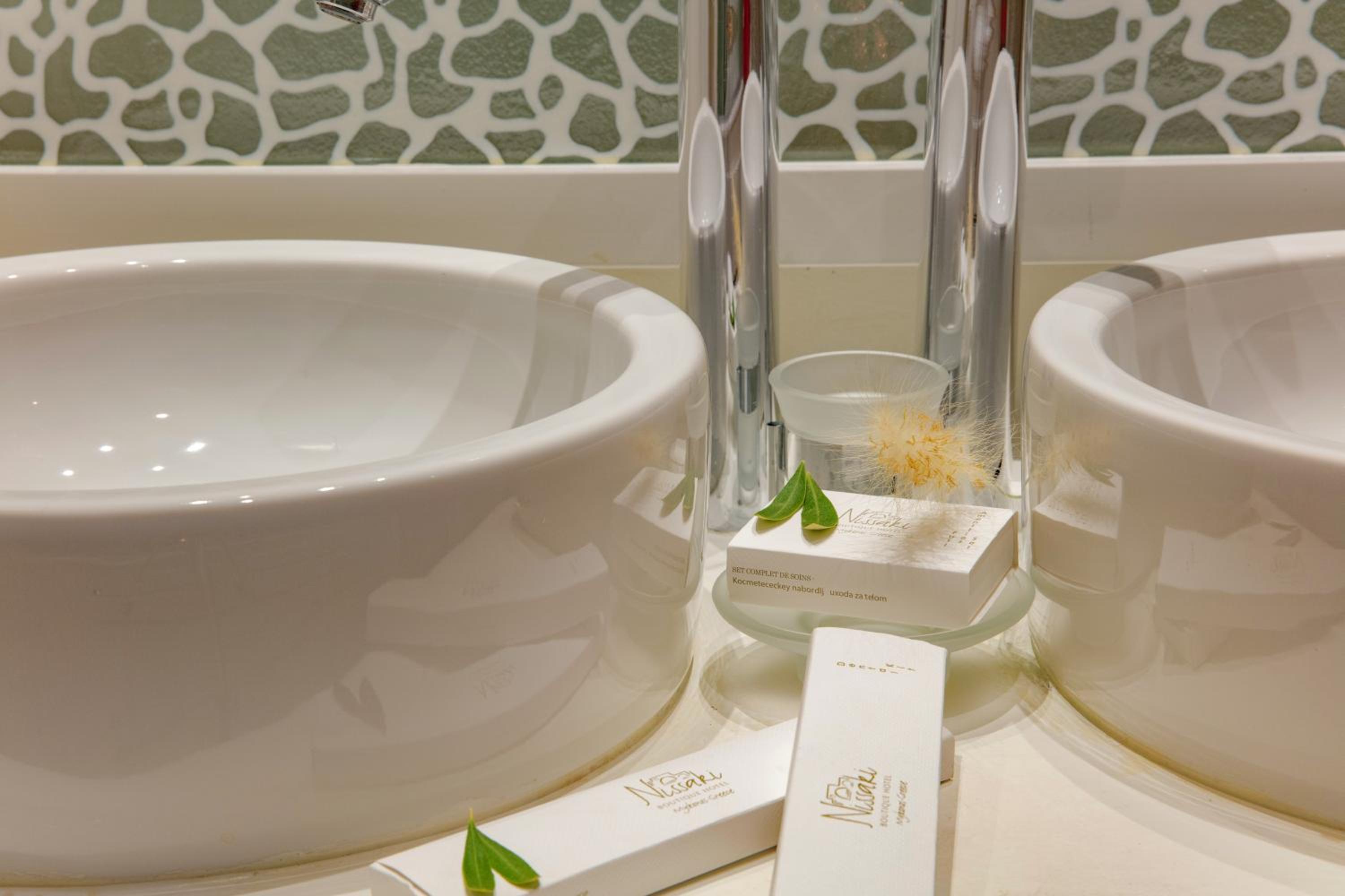 Sunshine, Junior Suite, Sea View, Outdoor Jetted Tub، Nissaki Boutique 9/10