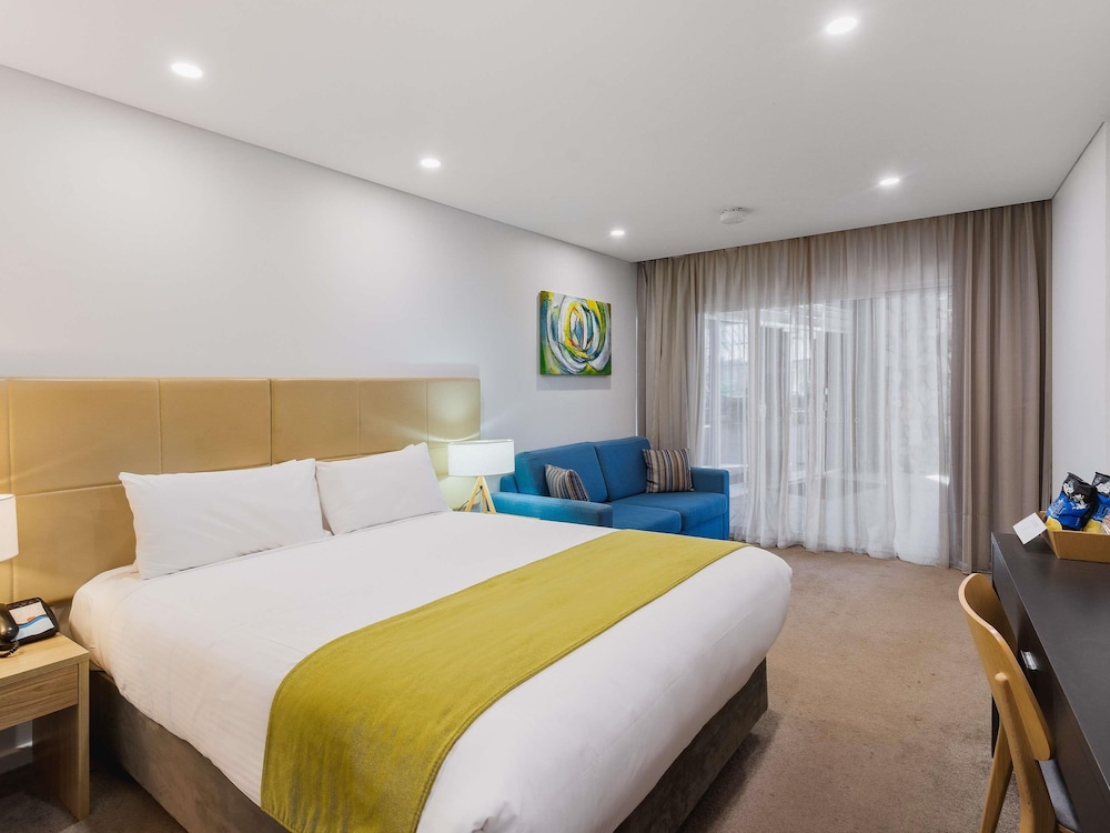 Standard, Queen Bed, Pool Side