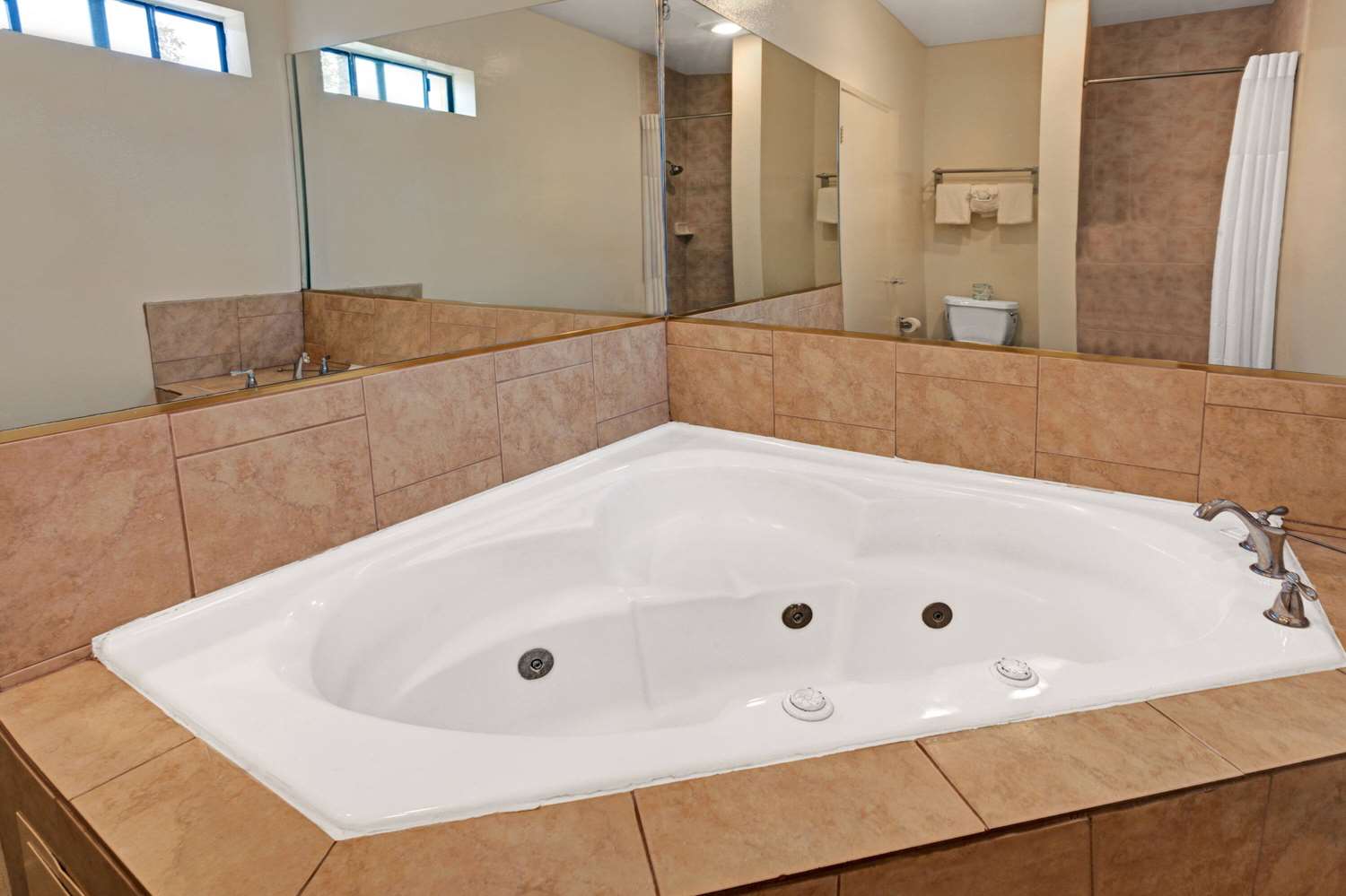 Travelodge By Wyndham Pasadena Central 4/6