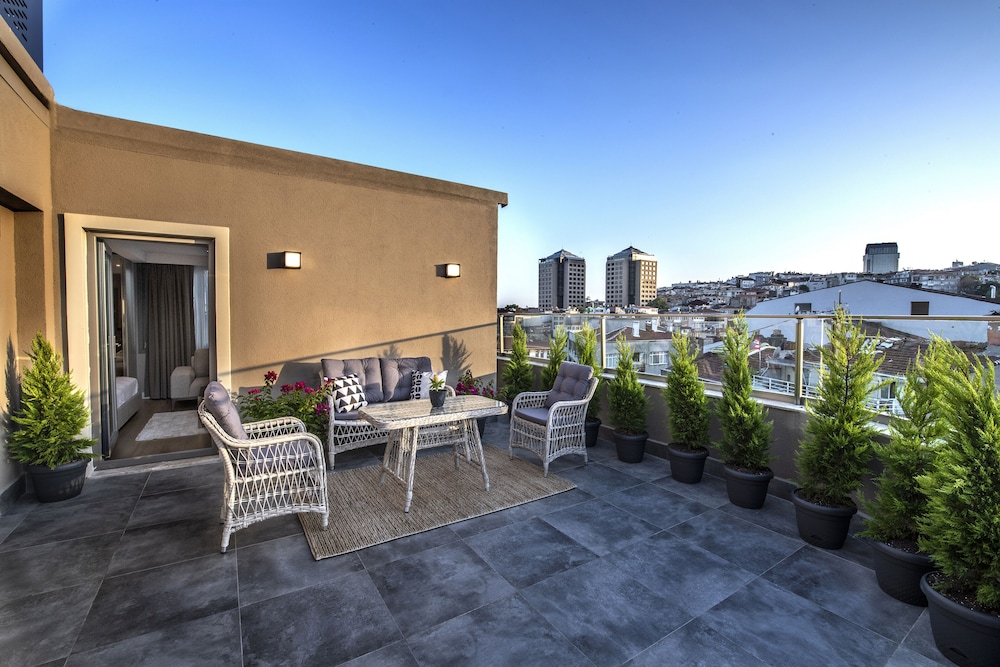 Valente Suites Hotel 12/30