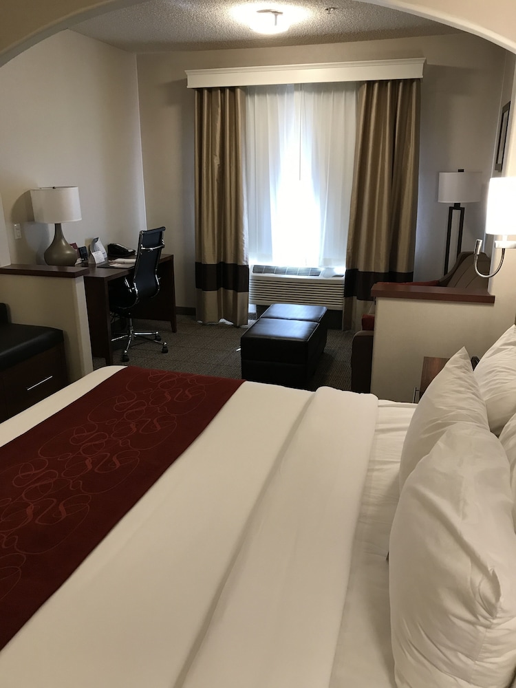 Comfort Suites Near Six Flags Magic Mountain 12/30