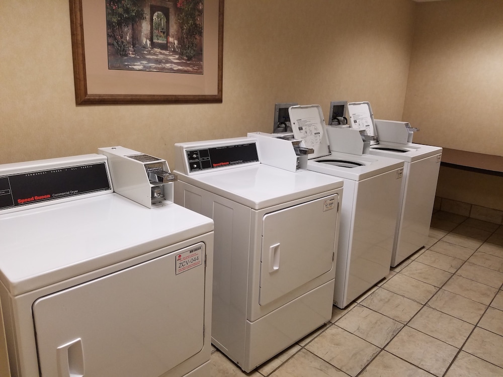 Howard Johnson By Wyndham Evansville East 17/36
