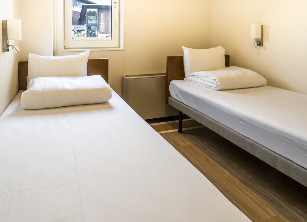 ROOM, DOUBLE OR TWIN BED
