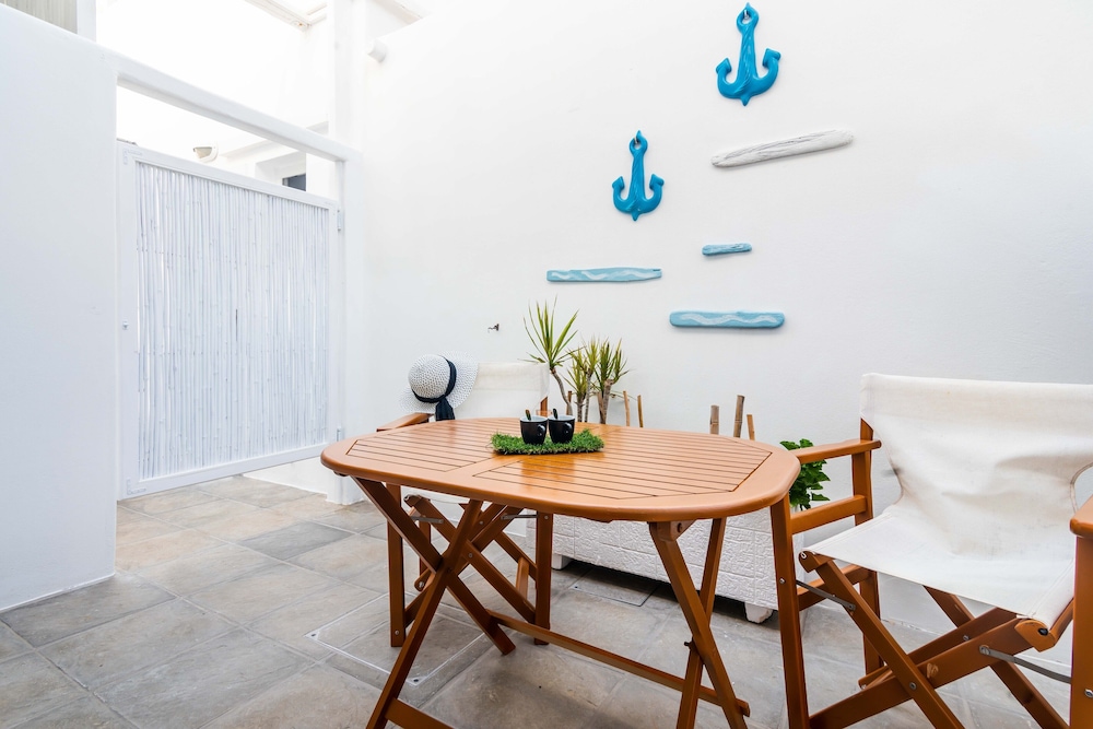 Niki Savvas Studios And Suites 13/73