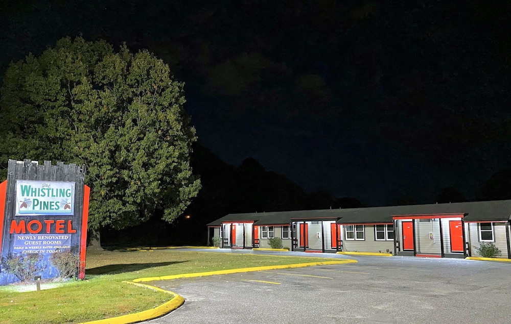 Whistling Pines Motel 30/31