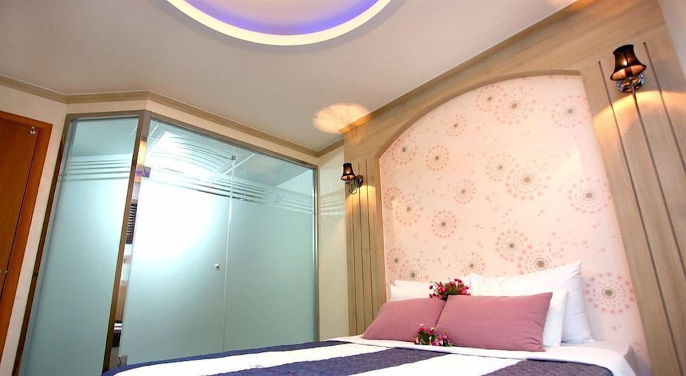 Q Hotel 17/48
