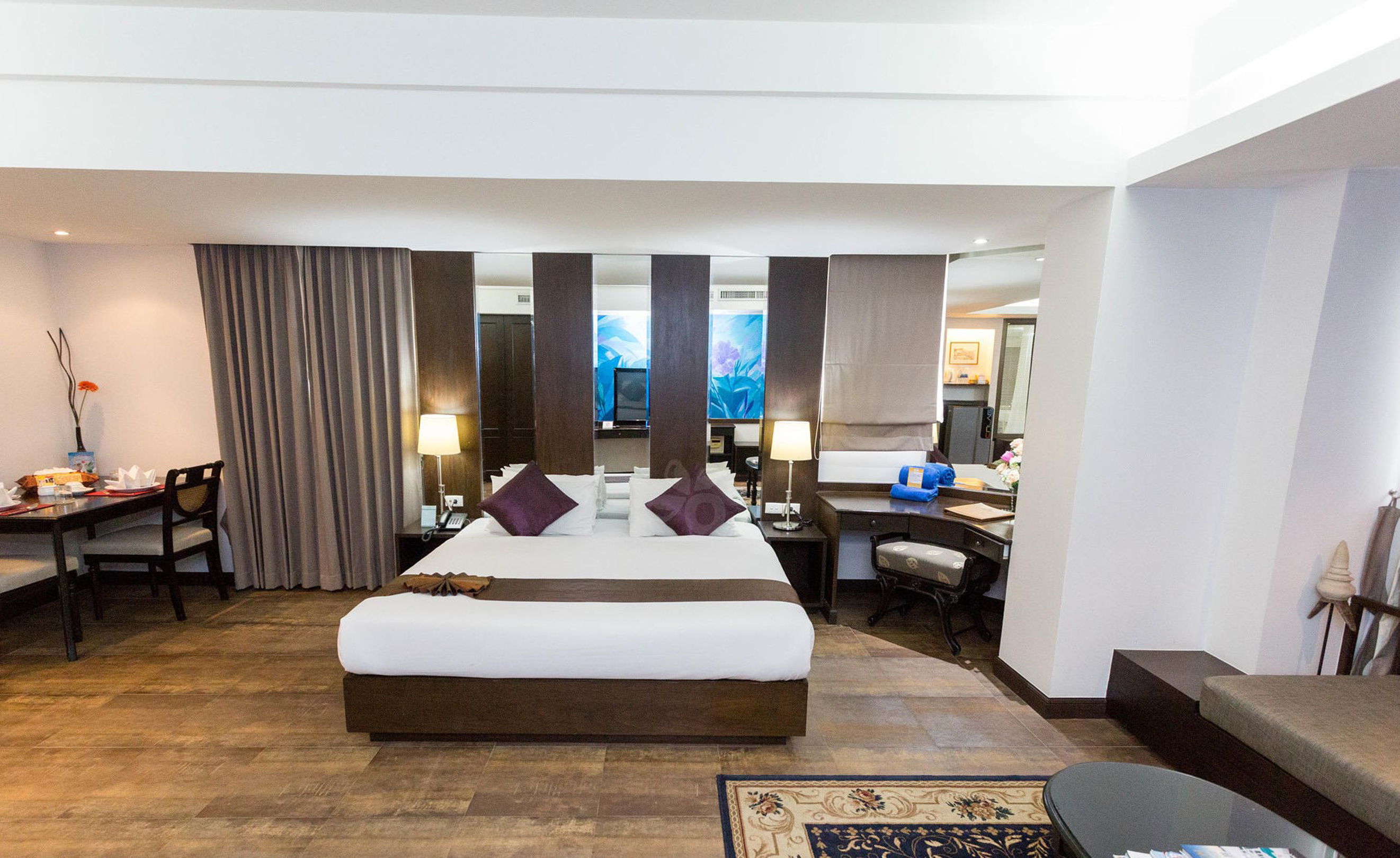 جناح، The Grand Sathorn 2/5