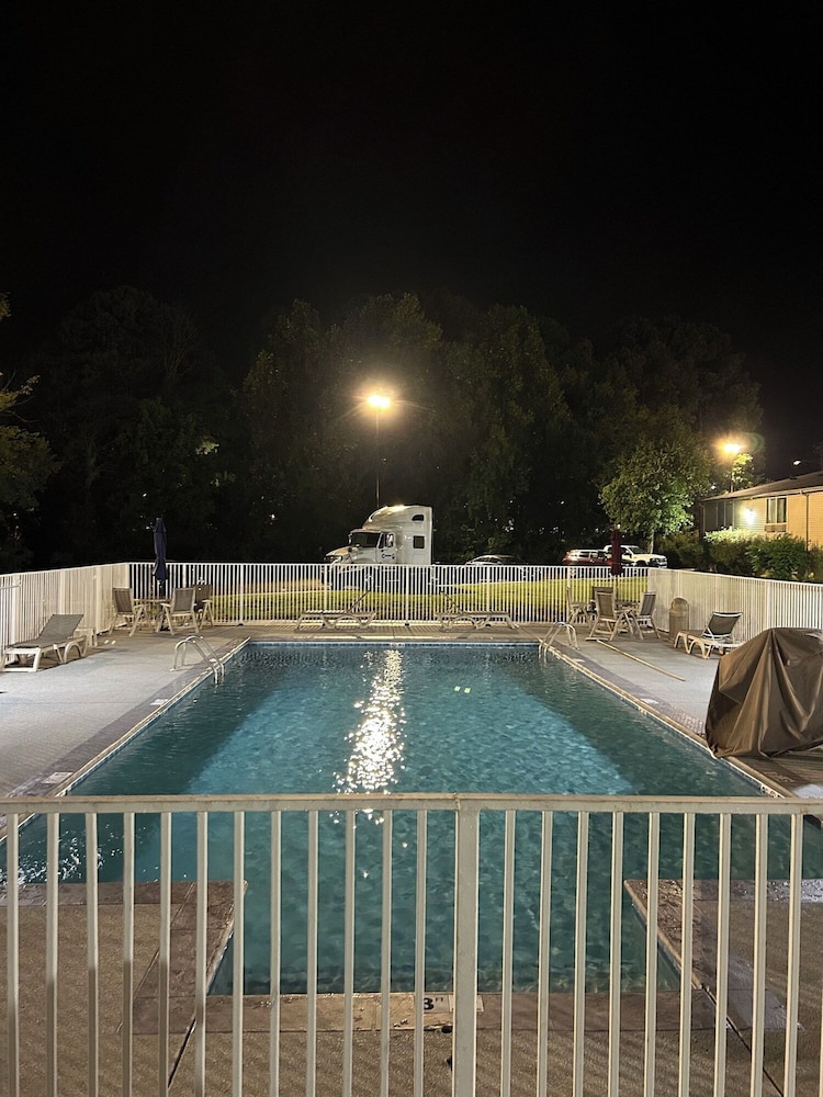 Motel6 Greensboro, NC - Airport 47/49